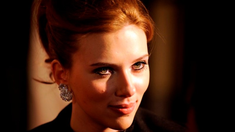 Scarlett Johansson. La cara más sensual de Hollywood está bendencida con un lunar en la mejilla también. Es tan delicado y sutil que contrasta con sus labios carnosos y sexys.