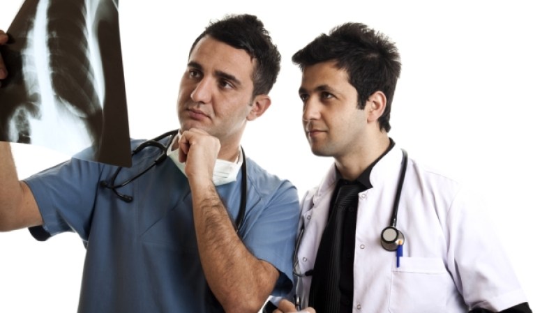 “Los hombres no desarrollan cáncer de pecho”. MENTIRA. Aunque la cantidad de hombres que lo desarrollan es muy inferior a la de mujeres no es cierto que esta enfermedad no se desarolle también en hombres.