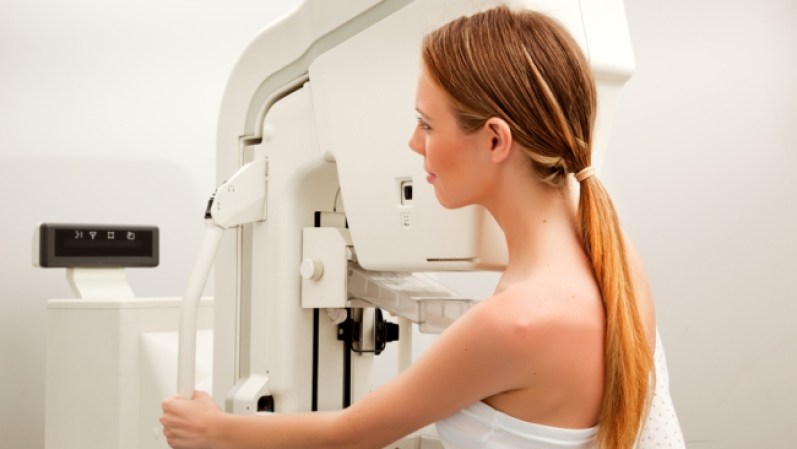 “Las mamografías pueden expandir el cáncer de mama”. MENTIRA. El hecho de que sientas presión en tu mama cuando te la practican es para tener una mejor imagen. No solo no lo expande sino que ayuda a detectarlo y a poder tratar la enfermedad a tiempo.