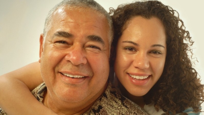 “La predisposición al cáncer de seno solo puede venir por las mujeres de la familia”. MENTIRA. Son importantes los antecedentes maternos tanto como paternos. Cuando hables con tu médico coméntale ambos.