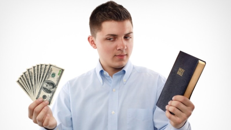 Falsos profetas y materialismo. Apocalipsis 13:17: “…Y nadie podía comprar ni vender, si no tenía la marca o el nombre del monstruo, o el número de su nombre”.