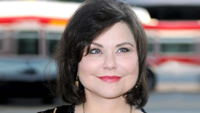 Delta Burke. Esta bella floridana nacida en Orlando fue coronada en 1972 como Miss Flame por el Departamento de Bomberos de su ciudad, y se postuló luego para el concurso Miss Flame del estado. En su último año de high school en 1974 ganó el título de Miss Florida, y fue la concursante más joven de la historia en ganar este título. Luego se presentó en el concurso Miss América en 1975, gracias al cual ganó una beca para estudiar en la Academia de Música y Arte Dramático en Londres.