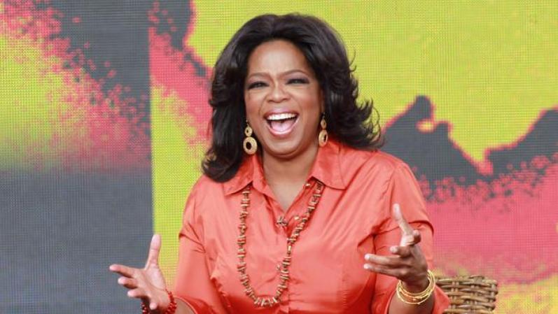 Oprah Winfrey. En 1971 ganó el título de Miss Fire Prevention de Nashville. El patrocinador del concurso, una radio, le ofreció entonces un trabajo para leer los titulares noticiosos de la tarde. Después de ser coronada Miss Black Tennessee in 1972, Oprah compitió en el concurso Miss Black America; pero sus estudios y su nueva carrera como comunicadora pronto le pusieron fin a sus días de certámenes.