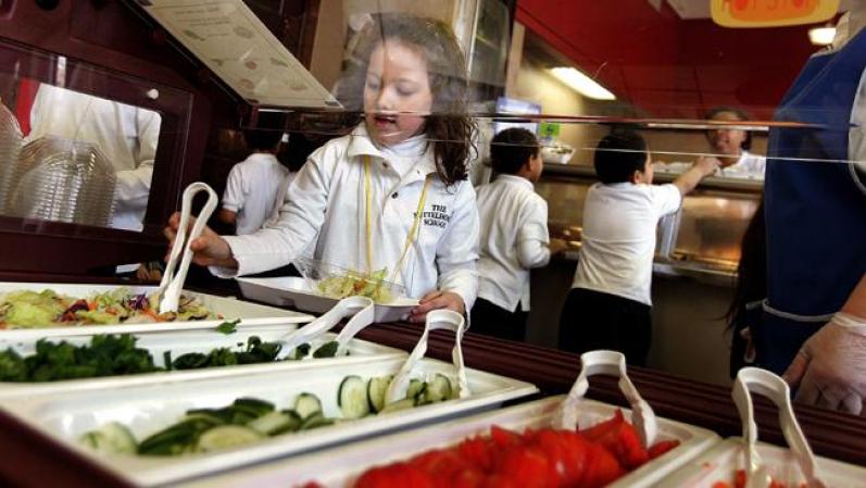 Una alumna de la escuela elemental Nettelhorst de Chicago escoge vegetales de una barra de ensaladas