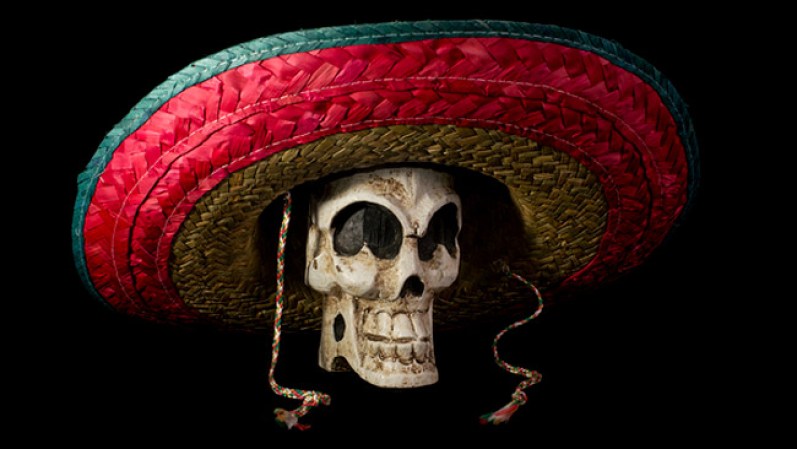 La muerte es muy popular en México y forma parte del acervo cultural de la nación. Los mexicanos tienen una manera muy peculiar de verla, por lo que son famosos los dichos y refranes referentes a “la huesuda”. Éstos entran a escena en el Día de Muertos, cuando de acuerdo a la tradición, se le da la bienvenida al mundo de los vivos. Conoce las frases más famosas.