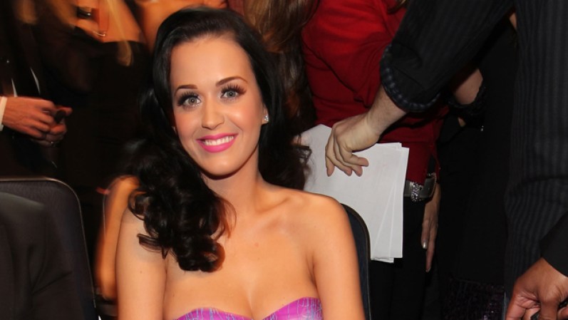 Y los primeros días del año, el 5 de enero de 2011, la cantante asistió a los People's Choice Awards con una cabellera peinada hacia el costado con ondas grandes y un color oscuro que contrasta con sus ojos claros y su piel blanca.