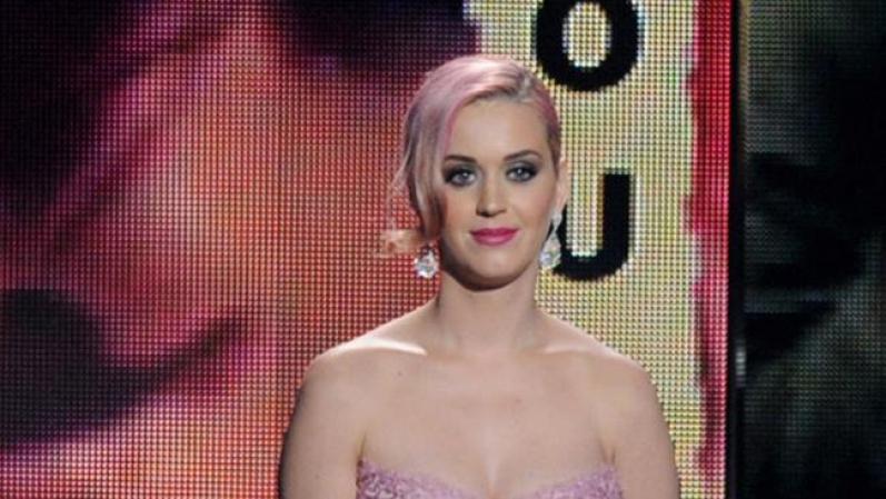 Durante las nominaciones a los premios Grammy el pasado 30 de noviembre, su cabello estaba rubio pero con unos dejos fucsia, posiblemente resto de su anterior color.