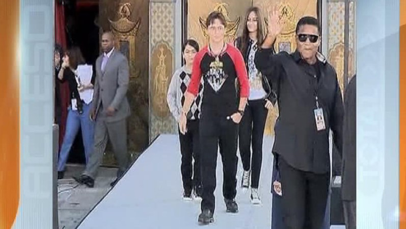 Justin Bieber, no sólo cantó, también acompañó y participó junto a los tres hijos de Michael Jackson al estampar las huellas, de la estrella del pop.
