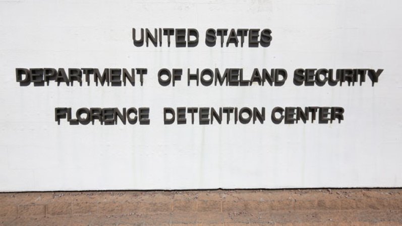 Los centros de detención y deportación de inmigrantes en Estados Unidos tienen como misión detener y deportar delincuentes y otros extranjeros para evitar la inmigración ilegal. "Florence Detention Center", está ubicado en Arizona, allí albergan a unos 2,000 presos.