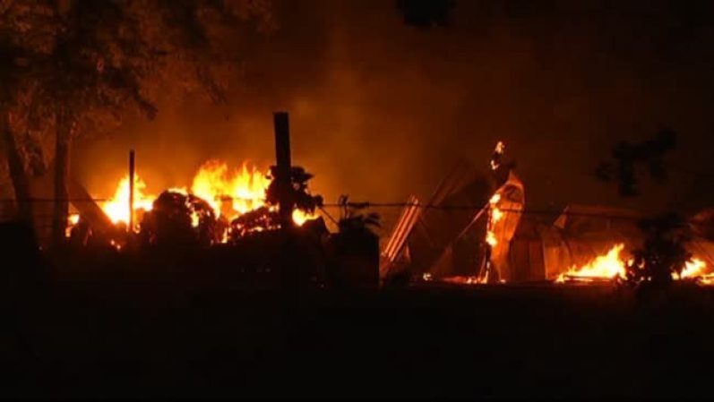 De acuerdo a las autoridades, la explosión ocurrió cuando los bomberos trataban de apagar un incendio dentro de la planta de fertilizantes.