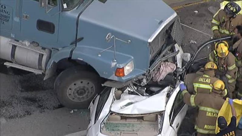 Las autoridades confirmaron que dos personas murieron en el accidente.