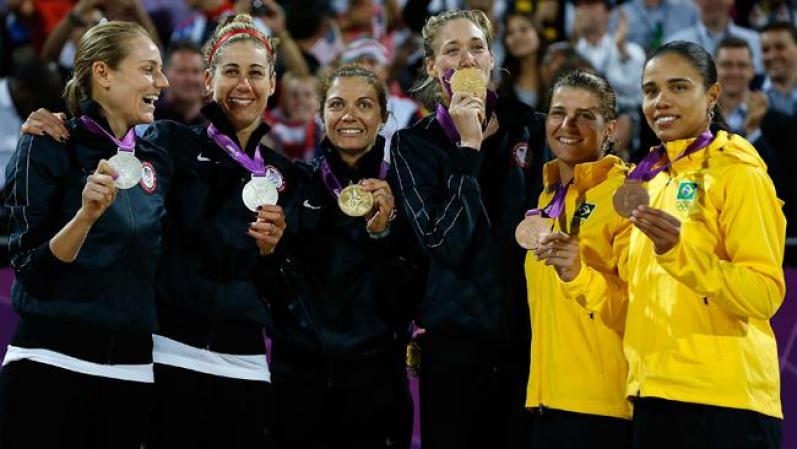 El podio de las reinas en pleno. Kerri Walsh y Misty May-Treanor son por tercera vez consecutiva, medalla de oro obtenida en los Juegos Olímpicos de Londres 2012.