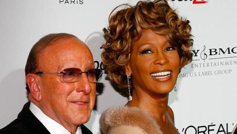 Su talento fue descubierto por Clive Davis, presidente de Arista Records, en la época en que cantaba junto a su madre en clubes nocturnos de la ciudad de Nueva York.