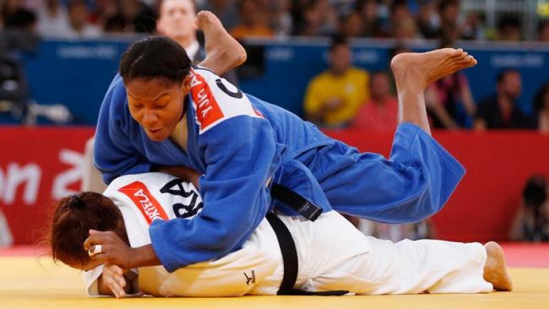 Yuri Alvear (azul) le da la primera medalla a su paíis en judo.
