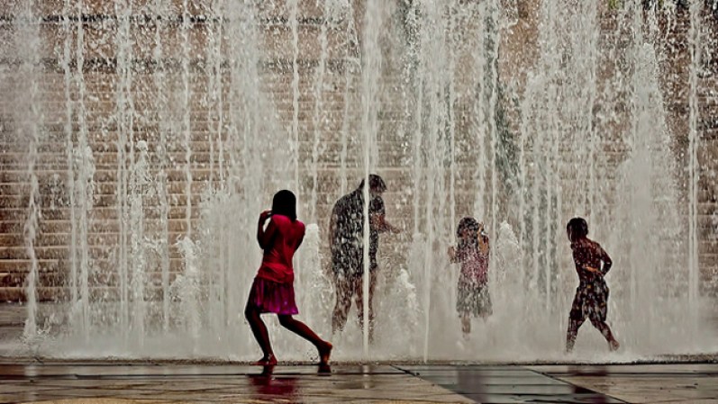 Una original fuente y para el calor nada mejor que refrescarse y jugar bajo el agua.