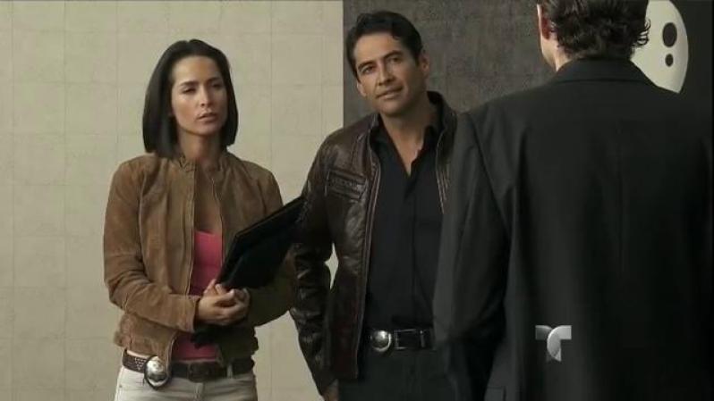 Leonor y Marco viajan a Los Ángeles para ver a Randy, quien no acepta nada de lo que lo culpan. Colocan un micrófono en su oficina sin que se de cuenta.
