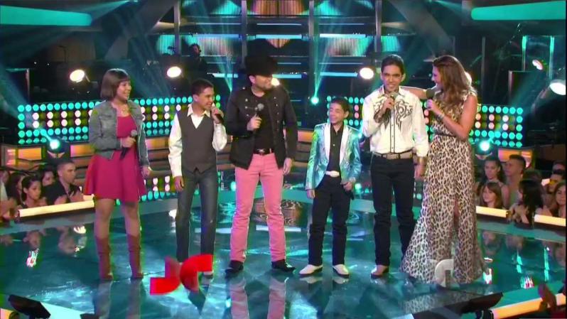 En el team Tapia, los cuatro finalistas se lucieron junto a su "coach" Roberto Tapia interpretando "Me enamoré", uno de sus últimos sencillos.
