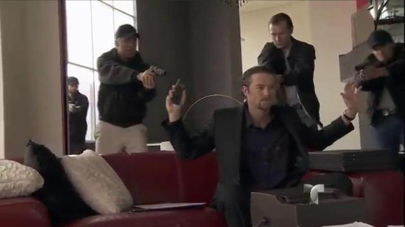 La policía norteamericana detiene a Randy después de haber escuchado la conversación que éste tuvo con Casillas.