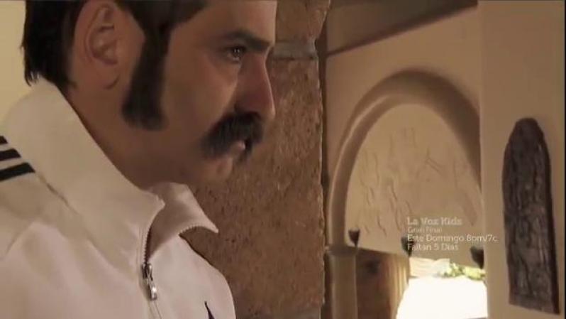El Cabo escucha a Aurelio y Chacorta hablando sobre el viaje que Heriberto y Matilde hicieron a Colombia.