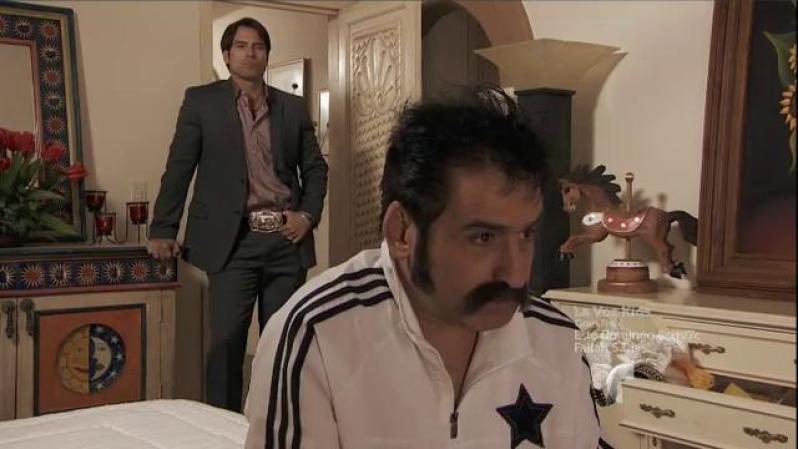 Aurelio sorprende a el Cabo esculcando y le dice que se van para San Luis Potosí y que quiere que lo acompañe.