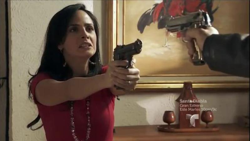 Aurelio le grita a Ximena que se van, ella se niega, discuten muy fuerte. Ximena lo amenaza con una pistola, él saca la suya enfurecido y finalmente de va.