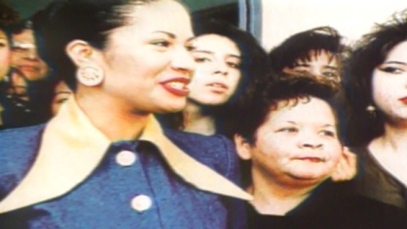 Selena tenía millones de fans alrededor del mundo y escogió a Yolanda Saldívar (derecha) para que fuera la presidente de su “fan club”.