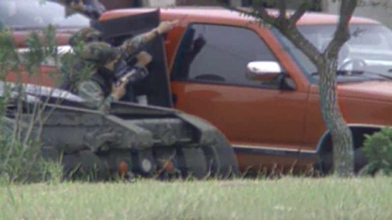 Luego del disparo, Yolanda se encerró en una camioneta y amenazó con suicidarse. Se entregó 9 horas y media después. Para ese momento, Selena ya estaba muerta.