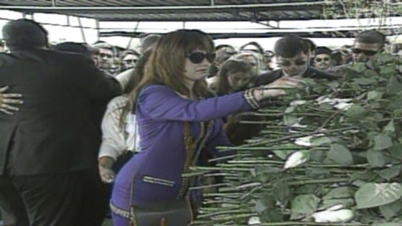 Las personas dejaron rosas blancas sobre el ataúd de la estrella. Las rosas blancas eran sus flores favoritas.
