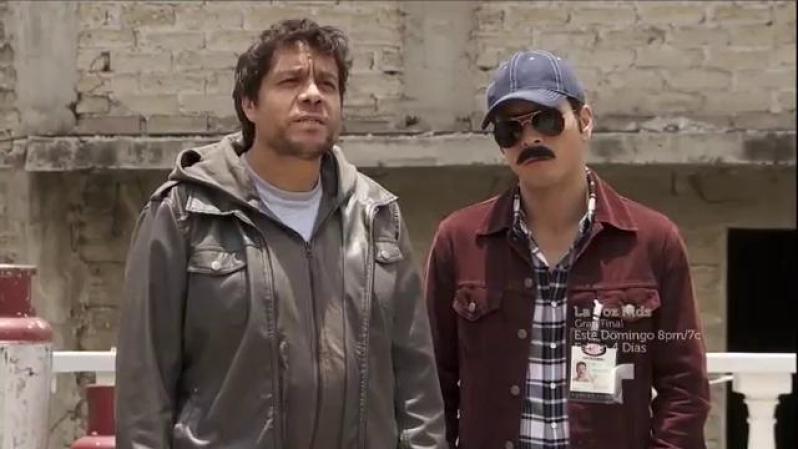 Basurto se entrevista con Aurelio y le entregan gafete para que se pueda acercar al candidato.