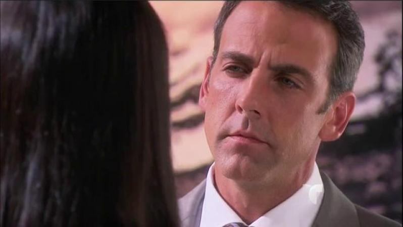 Al otro día Amanda visita a Humberto para arreglar las cosas. Él le da la dirección de una boutique para que vaya a escoger su vestido de novia y le pide que firme un acuerdo pre-nupcial. Ella se niega.