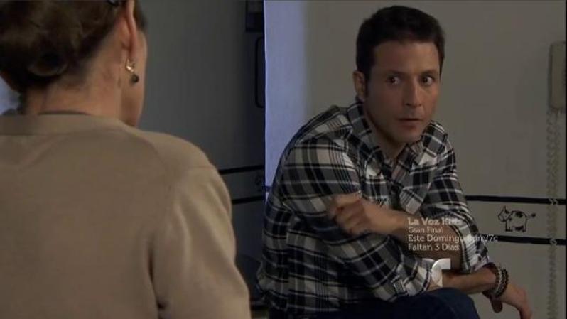 Chacorta cuenta a su mamá que Aurelio está tomando mucho y que se le están empezando a ir las cosas.