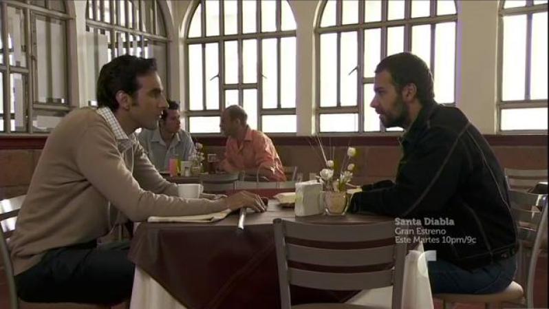 El Turco se ve con Chuy, quien le entrega todo el dinero y al salir lo mata enterrándole una espada. Lo mete en la cajuela y lo deja botado en la carretera.