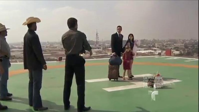 Cuando el Turco está esperando con Ximena y sus hijas el helicóptero para huir, aparece Casillas y pide que se lleven a las niñas y a Ximena.