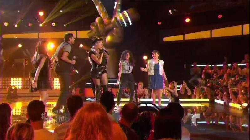 Los cuatro finalistas acompañaron a su"coach" Paulina Rubio cantando uno de sus temas más conocidos: "Y yo sigo aquí".