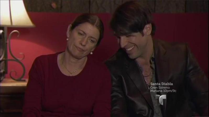 Aurelio le cuenta a su madre que se operará la cara y le pregunta si sabe dónde está Ximena.