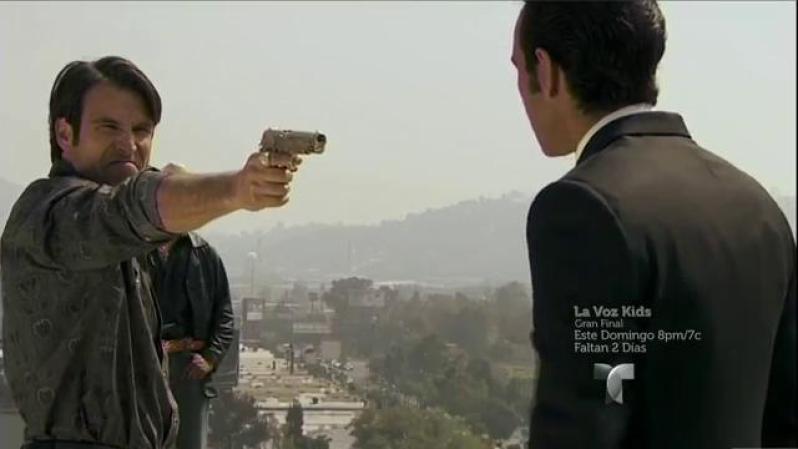 Aurelio amenaza al Turco con una pistola, éste le dice que lo mate y que el que pagará las consecuencias será Heriberto