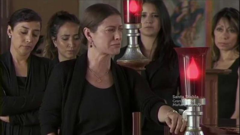 Doña Alba llora la muerte de su hijo y se despide de él, mientras que recuerda ciertos momentos que vivieron juntos.