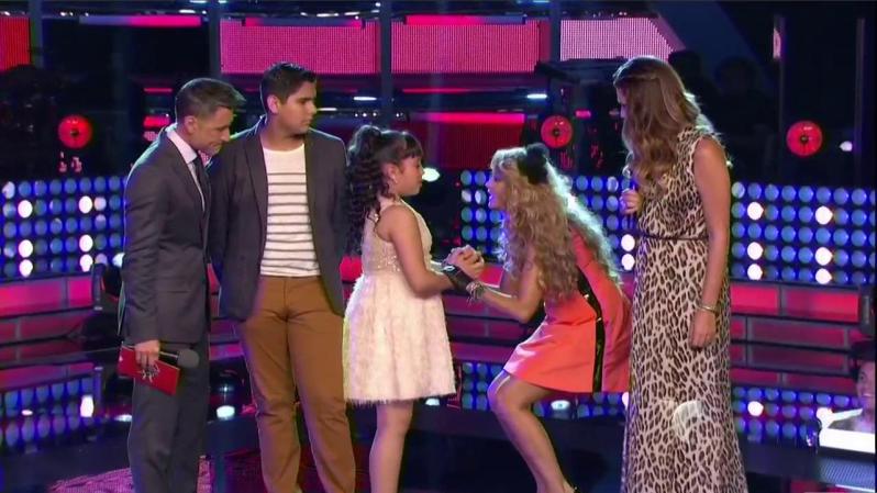 En una noche en la que no faltaron las emociones, la pequeña Jennifer recibió el consuelo de su "coach" Paulina Rubio al saber que no había sido seleccionada para la gran final.