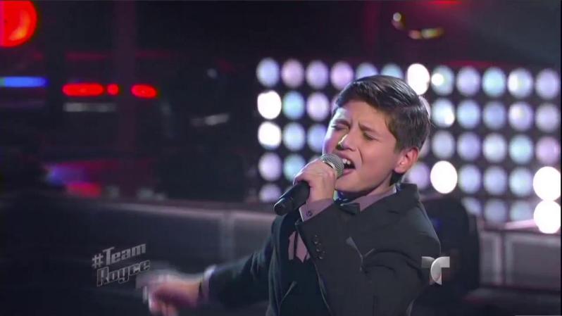 Su compañero de equipo, Sean, canta " No me doy por vencido".