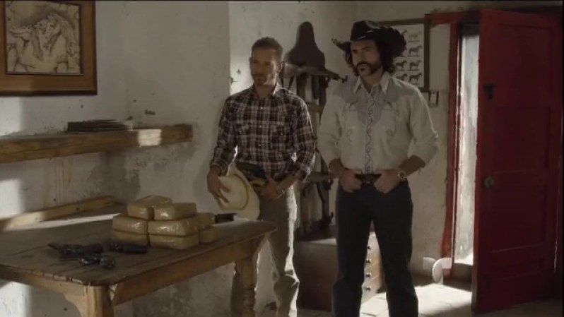 Emilio y Alacrán se presentan ante el patrón, que tiene para ellos una nueva misión.