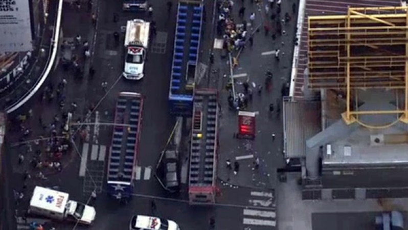 5 DE AGOSTO, 2014: Las autoridades reportaron más de una decena de heridos tras un aparatoso choque ocurrido en el corazón de Manhattan.