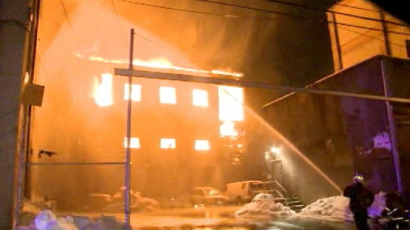 6 DE FEBRERO, 2014: Un centenar de bomberos tuvo que acudir a un incendio voraz desatado en Paterson.