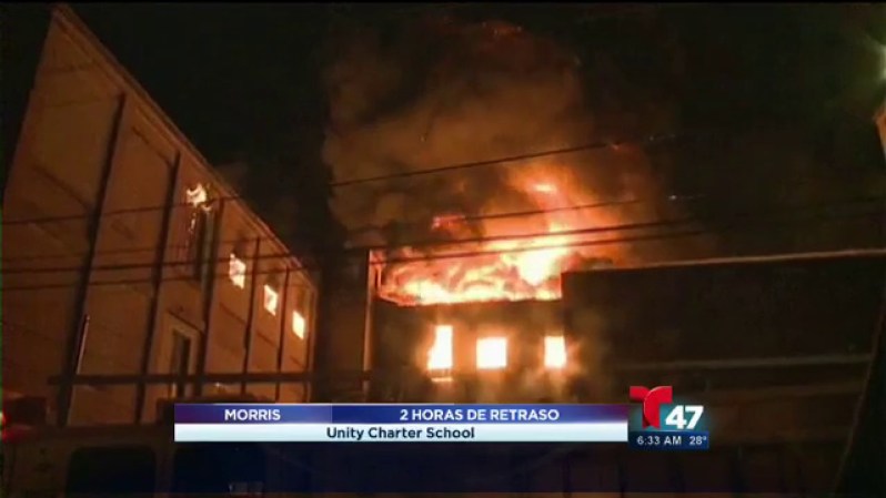 Al menos 100 bomberos y varias unidades de emergencia batallaron un poderoso incendio de 5 alarmas que destrozó una fábrica de Paterson, Nueva Jersey.