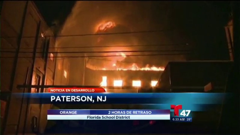 Al menos 100 bomberos y varias unidades de emergencia batallaron un poderoso incendio de 5 alarmas que destrozó una fábrica de Paterson, Nueva Jersey.