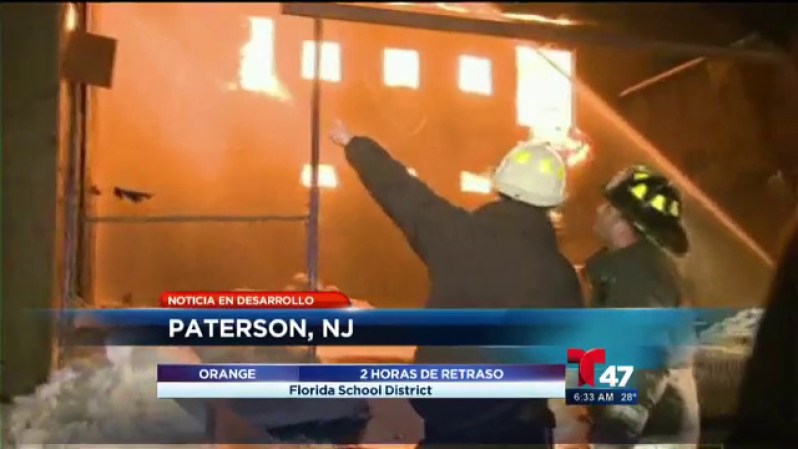 Al menos 100 bomberos y varias unidades de emergencia batallaron un poderoso incendio de 5 alarmas que destrozó una fábrica de Paterson, Nueva Jersey.