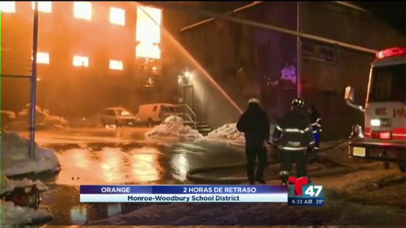Al menos 100 bomberos y varias unidades de emergencia batallaron un poderoso incendio de 5 alarmas que destrozó una fábrica de Paterson, Nueva Jersey.