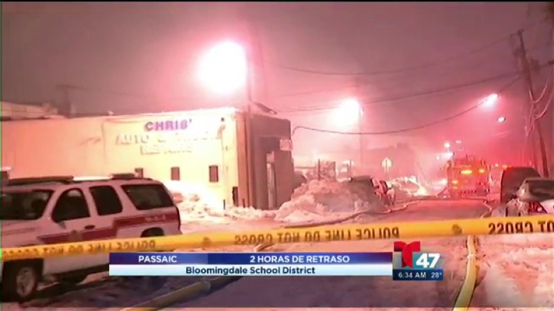 Al menos 100 bomberos y varias unidades de emergencia batallaron un poderoso incendio de 5 alarmas que destrozó una fábrica de Paterson, Nueva Jersey.