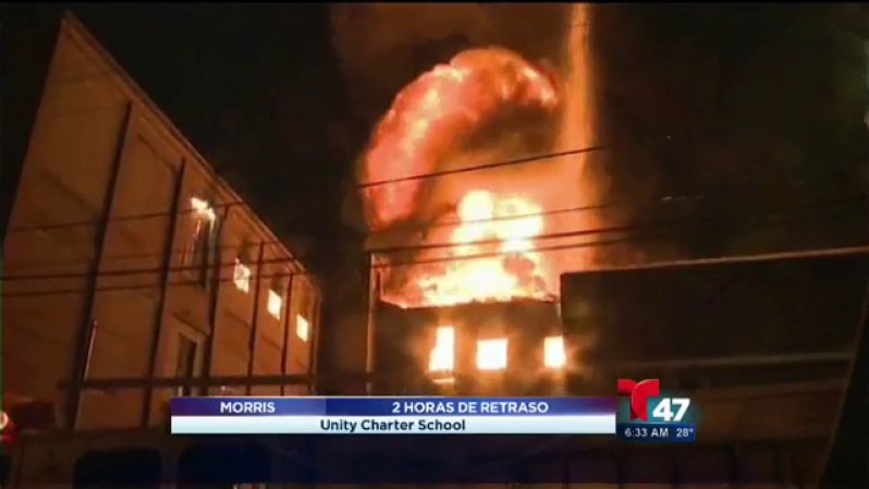 Al menos 100 bomberos y varias unidades de emergencia batallaron un poderoso incendio de 5 alarmas que destrozó una fábrica de Paterson, Nueva Jersey.