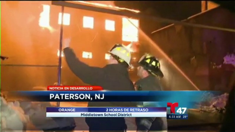 Al menos 100 bomberos y varias unidades de emergencia batallaron un poderoso incendio de 5 alarmas que destrozó una fábrica de Paterson, Nueva Jersey.