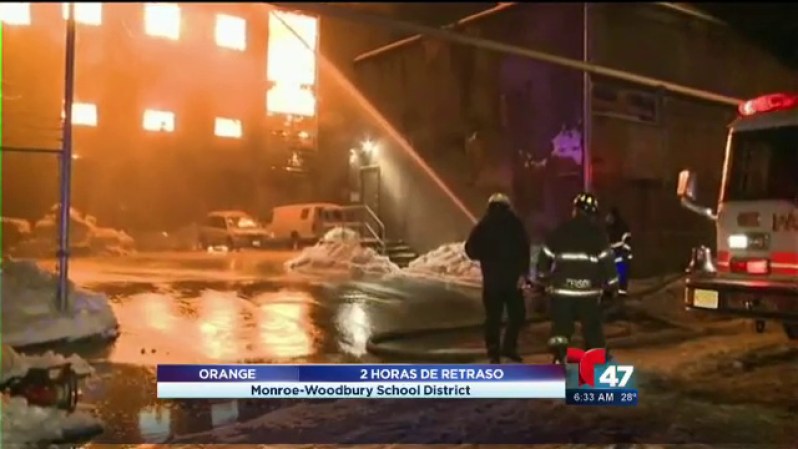 Al menos 100 bomberos y varias unidades de emergencia batallaron un poderoso incendio de 5 alarmas que destrozó una fábrica de Paterson, Nueva Jersey.